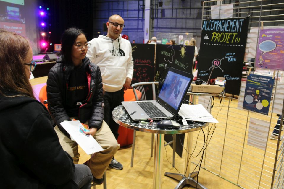 120 jeunes, à l'image de Léane et Lauriane, sont venus glaner des informations sur les stands de l'évènement, ici celui du BIIJ, Bureau de l'information et de l'initiative jeunesse. Ils étaient 250 à participer et assister à la soirée festive qui a suivi.