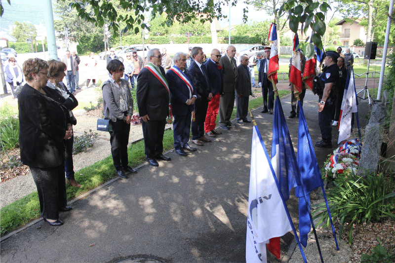 Une minute de silence devant la stèle de la Résistance Une minute de silence devant la stèle de la Résistance