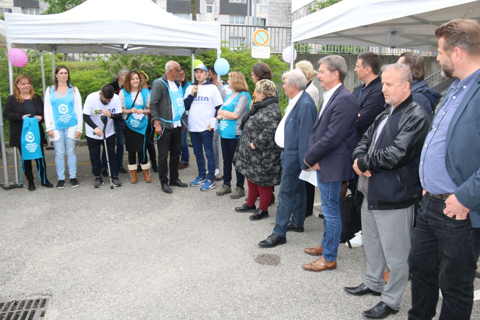 Le maire Renzo Sulli, l'adjoint de la Ville Pierre Labriet, qui a accompagné le projet de puis ses débuts, et Céline Deslattes, vice-présidente de Grenoble-Alpes Métropole chargée de l’emploi et de l’insertion notamment, ont dit leur satisfaction de le voir aboutir, comme Laurent Grandguillaume, président de l'association nationale Territoires zéro chômeur de longue durée, et Nathalie Cencic, sous-préfète de l'Isère. 