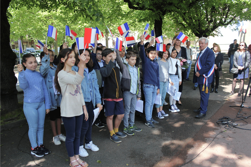 Les enfants agitant des drapeaux français