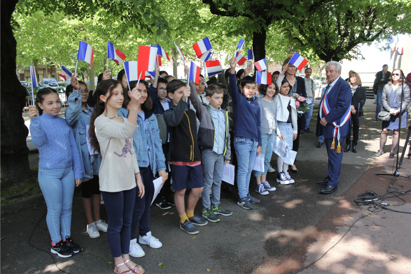 Les enfants agitant des drapeaux français Les enfants agitant des drapeaux français