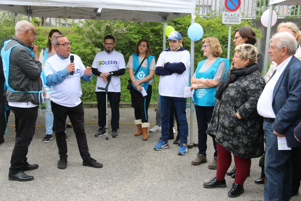 Le maire Renzo Sulli, aux côtés d'Odile Aury, représentante métropolitaine du Collectif TZCLD, avec le chasuble bleu, et de Céline Deslattes, vice-présidente de la Métropole, qui écoute ici Mario Bellonne, un des nouveaux salariés, ancien président de SOLEOO, a souligné l'importance de retrouver un emploi pour les personnes qui en sont durablement privées.  