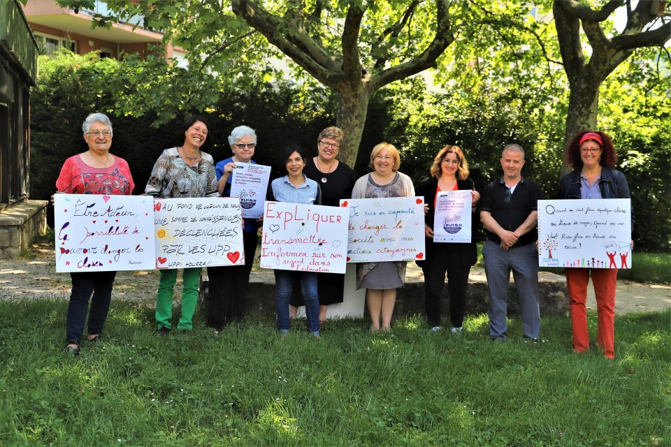 Les adjoint-e Sylvette Rochas et Yacine Hamidi, aux côtés des membres de l'association l'Université populaire des parents (UPP) d’Échirolles, et des professionnelles de la Ville et du CCAS qui les accompagnent dans l'organisation de leur colloque départemental. Une belle aventure ! 