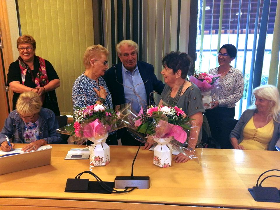 Renzo Sulli, maire d’Échirolles, remet un bouquet pour remercier Marie-Thérèse Bouxières et Pierrine Gaillard, présidentes des deux clubs de retraité-es dissous.