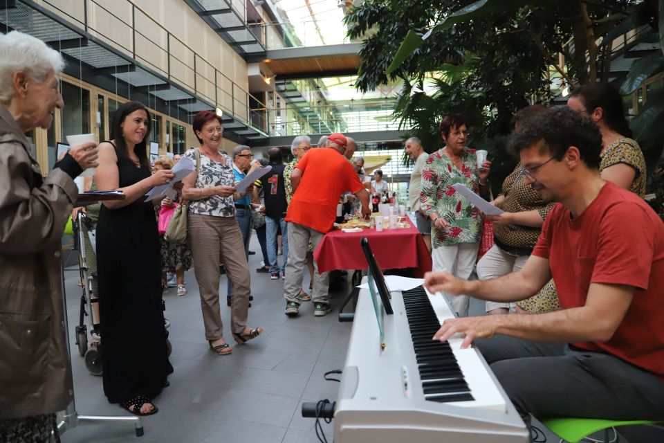 Un apéritif chantant était organisé en fin de réunion pour ajouter une touche festive, musicale et conviviale à l'évènement.