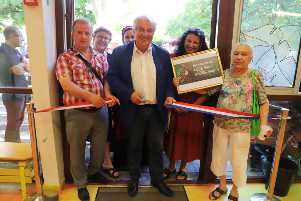 Essarts-Surieux : Le Café solidaire a ouvert Le maire Renzo Sulli, entouré de Yacine Hamidi, adjoint à la dynamique citoyenne des Maisons des habitant-es, de kaoukeb Baya-Chatti, conseillère municipale déléguée au volet social du projet de renouvellement urbain, et d'une habitante impliquée dans le collectif, de gauche à droite, ont inauguré le café solidaire.