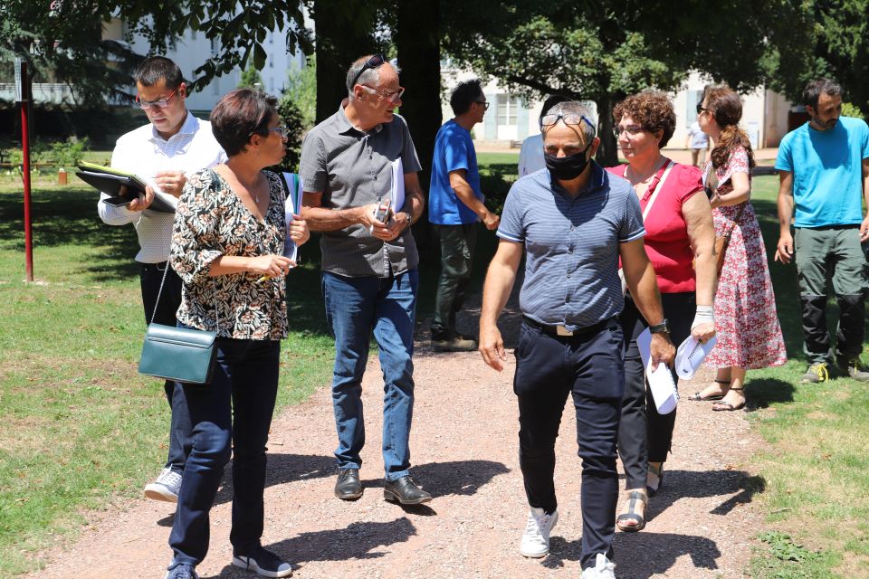 Villes et villages fleuris : Le jury a visité Échirolles Les membres du jury, ici Ludovic Bressieux, directeur technique de la Ville de saint-Denis-Lès-Bourg, et Daniel Bouleins, ancien directeur des espaces verts des Villes de Lyon, Grenoble et Chambéry, ont visité la ville guidés par la première adjointe Amandine Demore, le responsable des espaces verts de la Ville d'Echirolles Thierry Bonnet et l'adjointe à l'embellissement Isabelle Gmira (de gauche à droite).