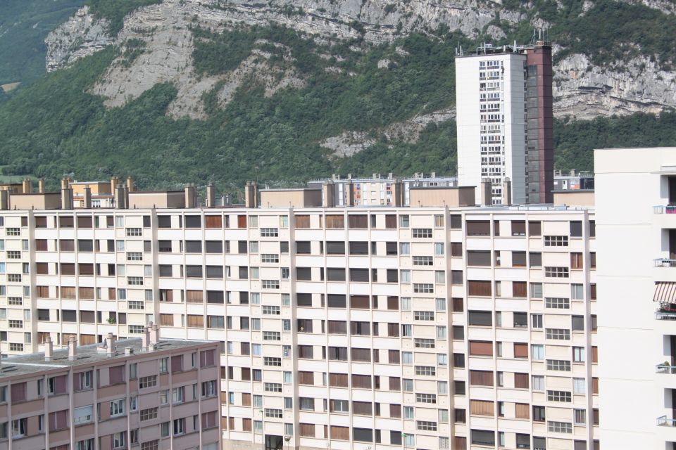 Luire : Le programme de rénovation présenté aux habitant-es La tour de La Luire, classée parmi les Immeubles de grande hauteur (IGH), pourrait "perdre" quatre étages pour ne plus être soumise à la réglementation qui y est liée.