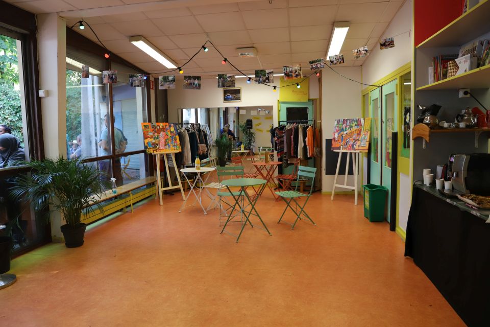 Essarts-Surieux : Le Café solidaire a ouvert Le nouvel espace, en plus d'un jardin partagé bio composé de six jardinières, quatre pour les adultes, deux pour les enfants, propose une grande salle et une petite cuisine, pour accueillir diverses activités. Des travaux d'aménagement son prévus.