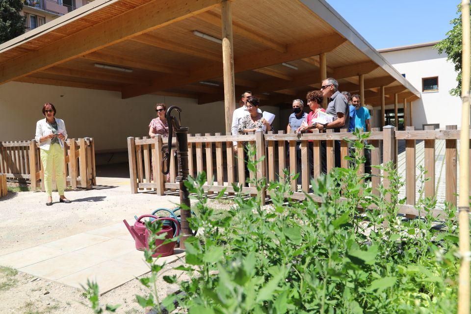 Villes et villages fleuris : Le jury a visité Échirolles La découverte du nouvel îlot de fraîcheur Marcel-David a constitué une étape importante pour un Label qui donne aujourd'hui de plus en plus d'importance aux questions d’adaptation au changement climatique, à la gestion de l'eau et des ilots de chaleur.