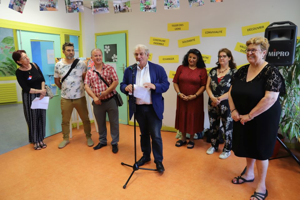 Le maire Renzo Sulli, au micro, et Chantal Borsa, membre du collectif habitant qui gère le Café solidaire, ont dit tout leur plaisir de voir ce nouveau lieu convivial inauguré et accessible à toutes et tous.  