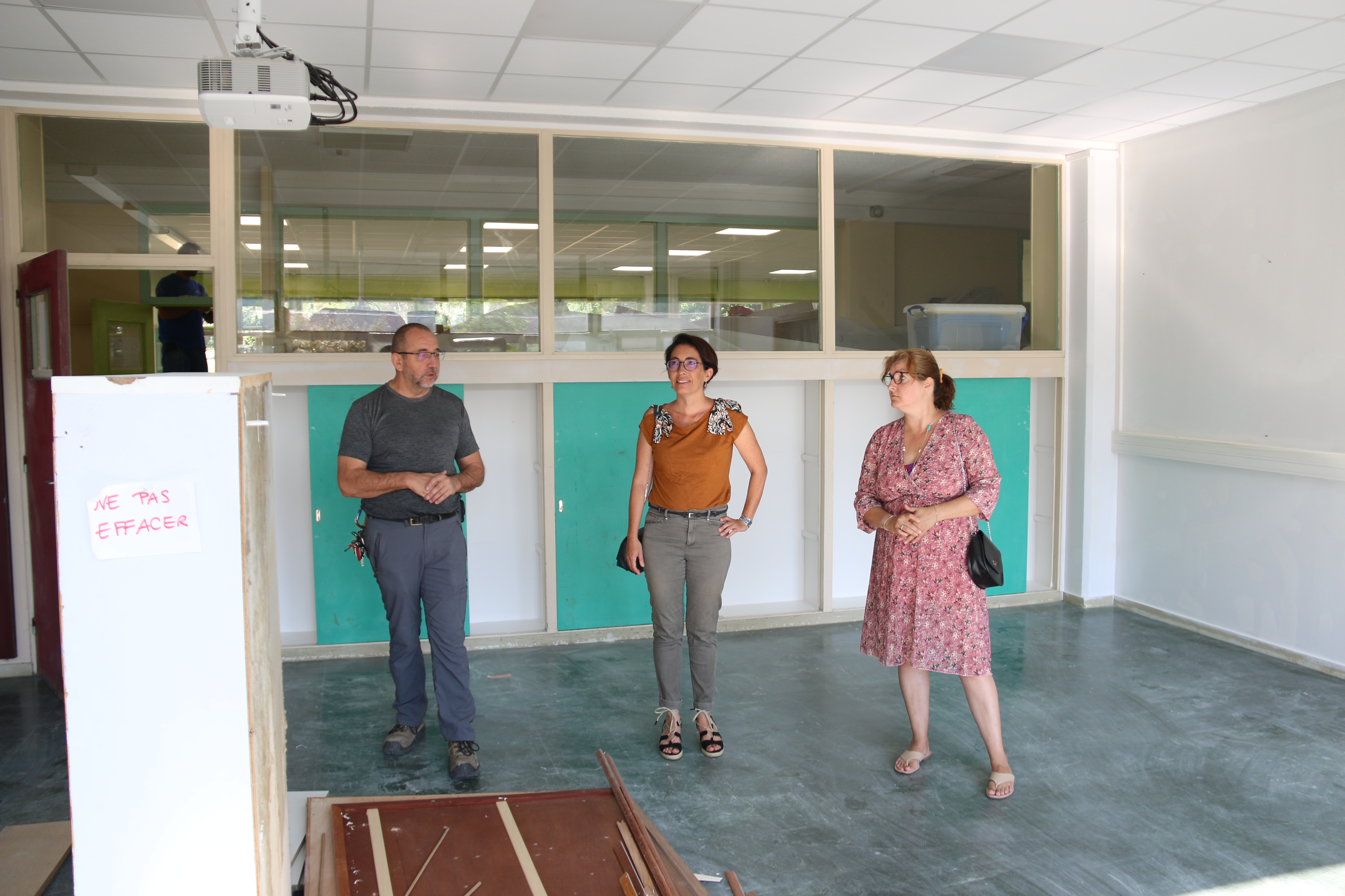 Amandine Demore et Sandrine Yahiel découvrent les rénovations en cours à l'école Jean-Moulin