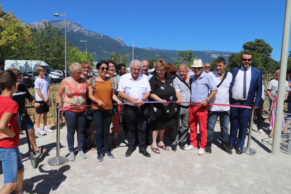 Le maire Renzo Sulli, entouré de nombreux-ses élu-es et habitant-es, a inauguré le parc de la Croix-de-Vérines, un nouvel îlots de verdure en centre-ville, très attendu par les petit-es et les grand-es. 