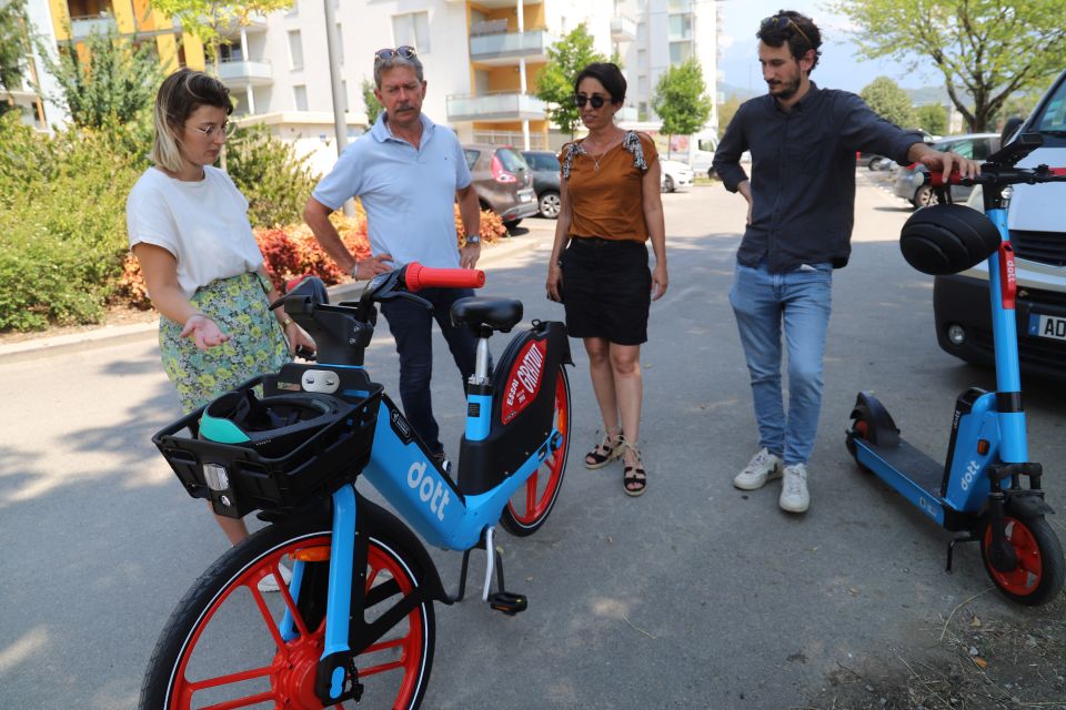 Mobilité : Les trottinettes et vélos électriques DOTT sont arrivés Les élu-es, Daniel Bessiron et Amandine Demore, encadrés par Elody Testud et Vincent Leconte, de la société DOTT, ont pu faire plus ample connaissance avec les engins mis à disposition des Echirollois-es depuis début juillet.