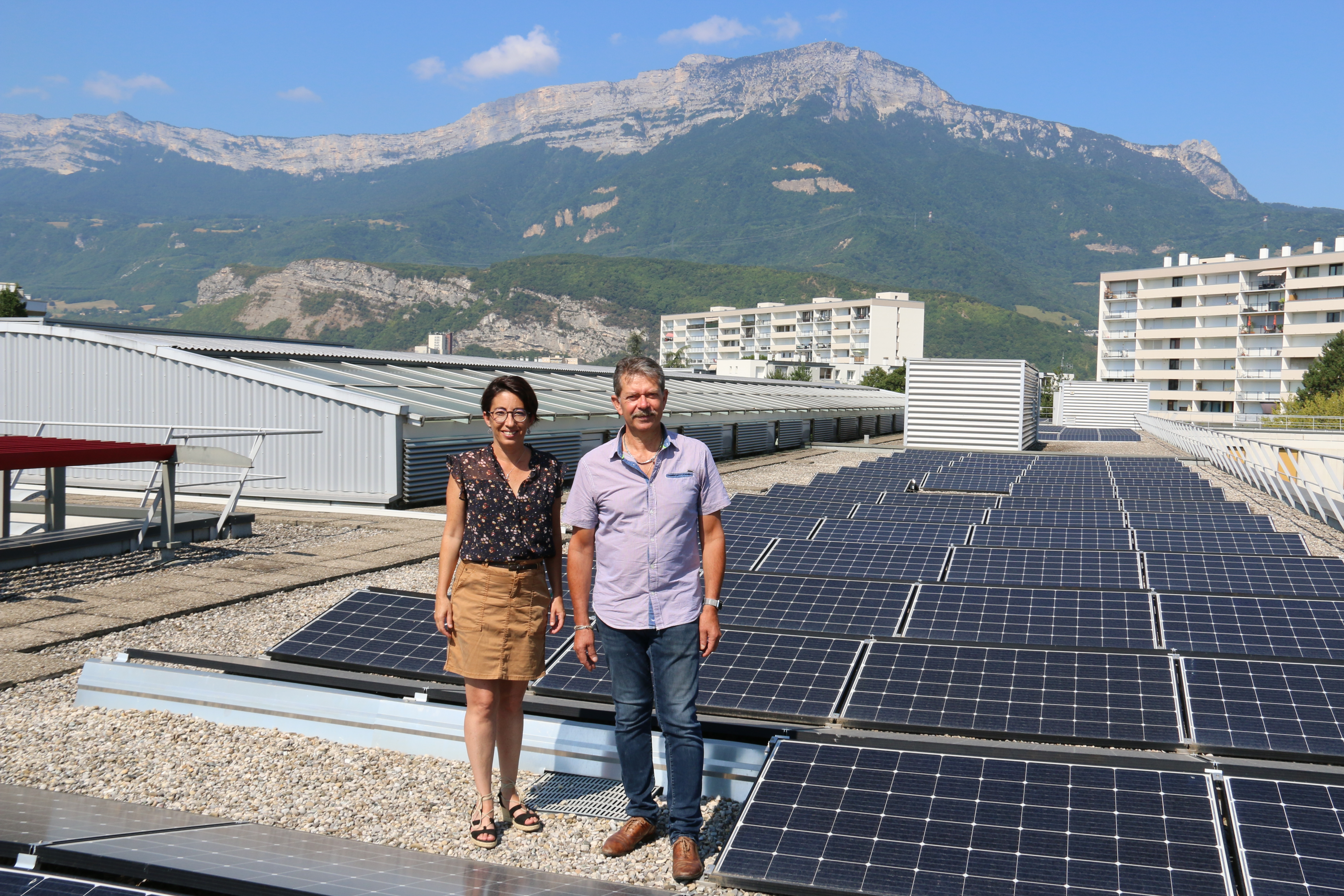 A Demore et D Bessiron sur les toits de l'HDV, devant les panneaux solaires