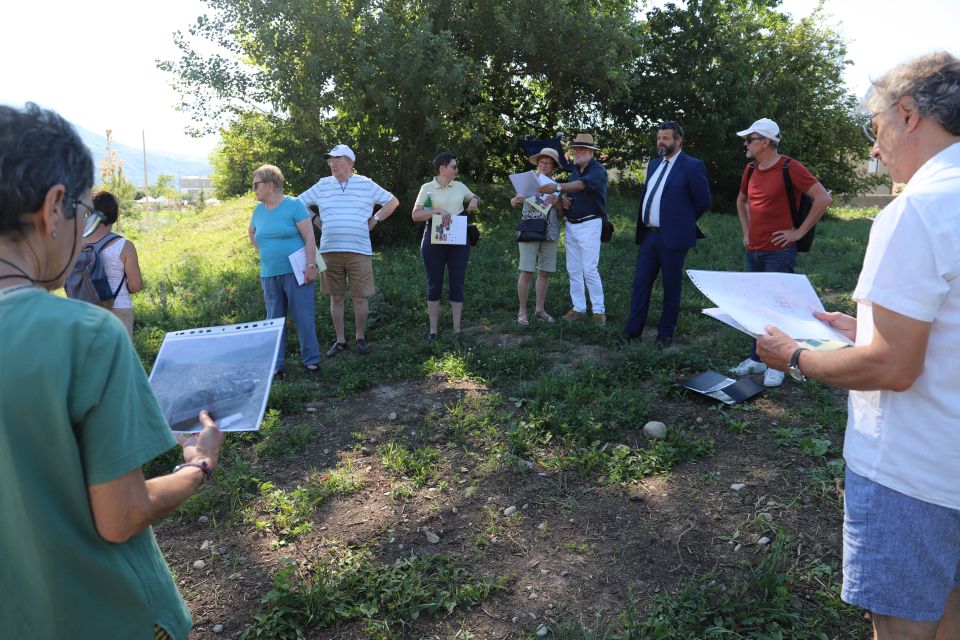 Une vingtaine d'habitant-es ont participé à la visite commentée du Centre-Ville, qui leur a permis de découvrir son histoire, des années 80, à l'inauguration du parc de la Croix-de-Vérines.