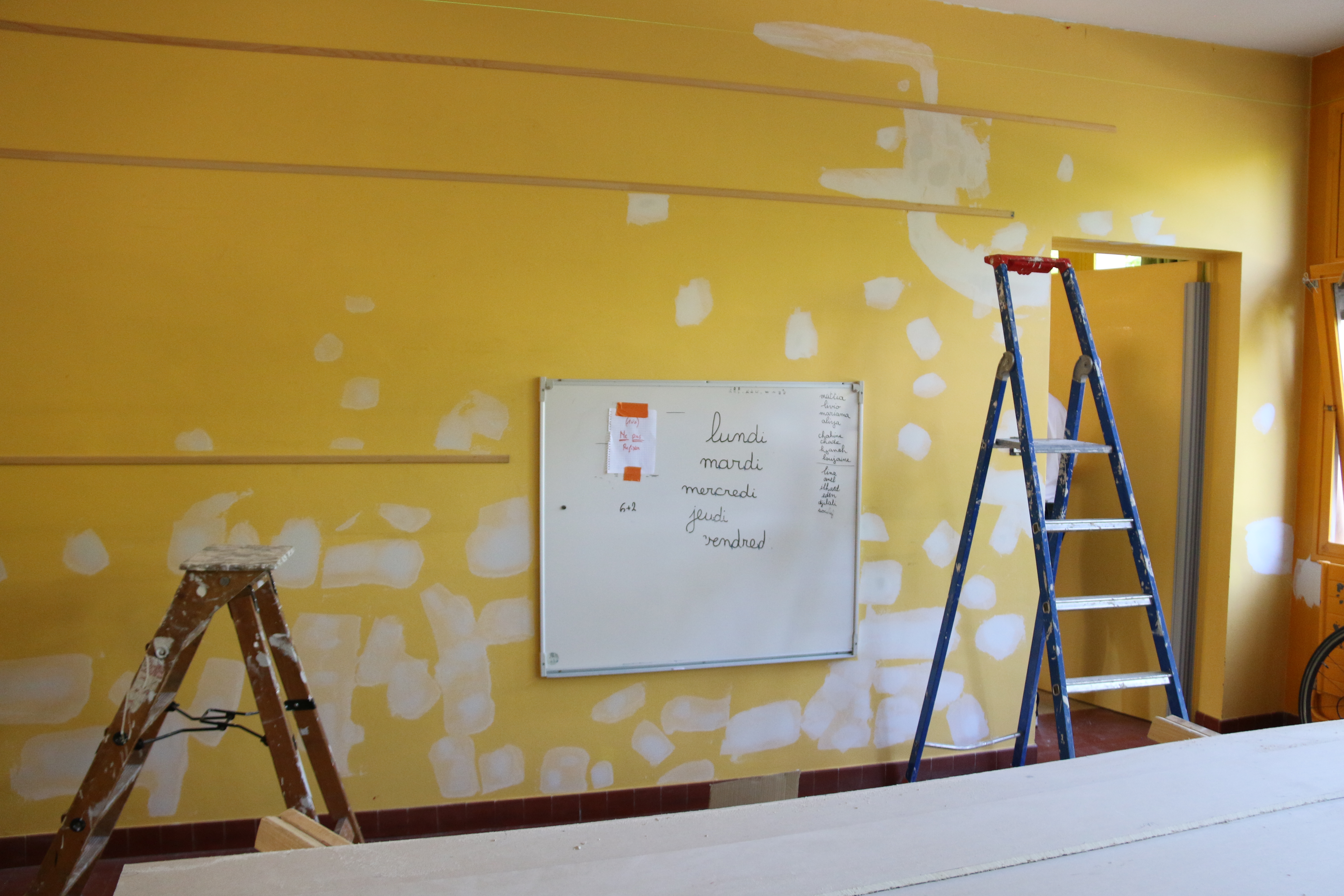 Un mur en cours de travaux à l'école Auguste-Delaune