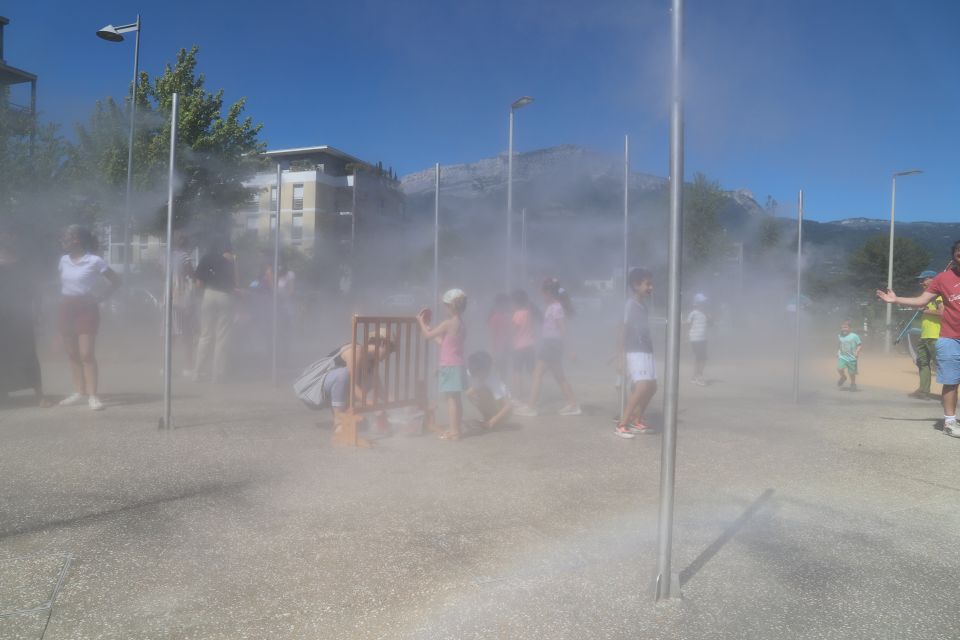 La zone de brumisateurs, comme le parcours de jeux, la piste d'évolution Ahmed Boughéra El Ouafi ou encore la plaine ludique engazonnée, contribuent à faire du parc de la Croix-de-Vérines un ilot de fraîcheur où il fait bon vivre...