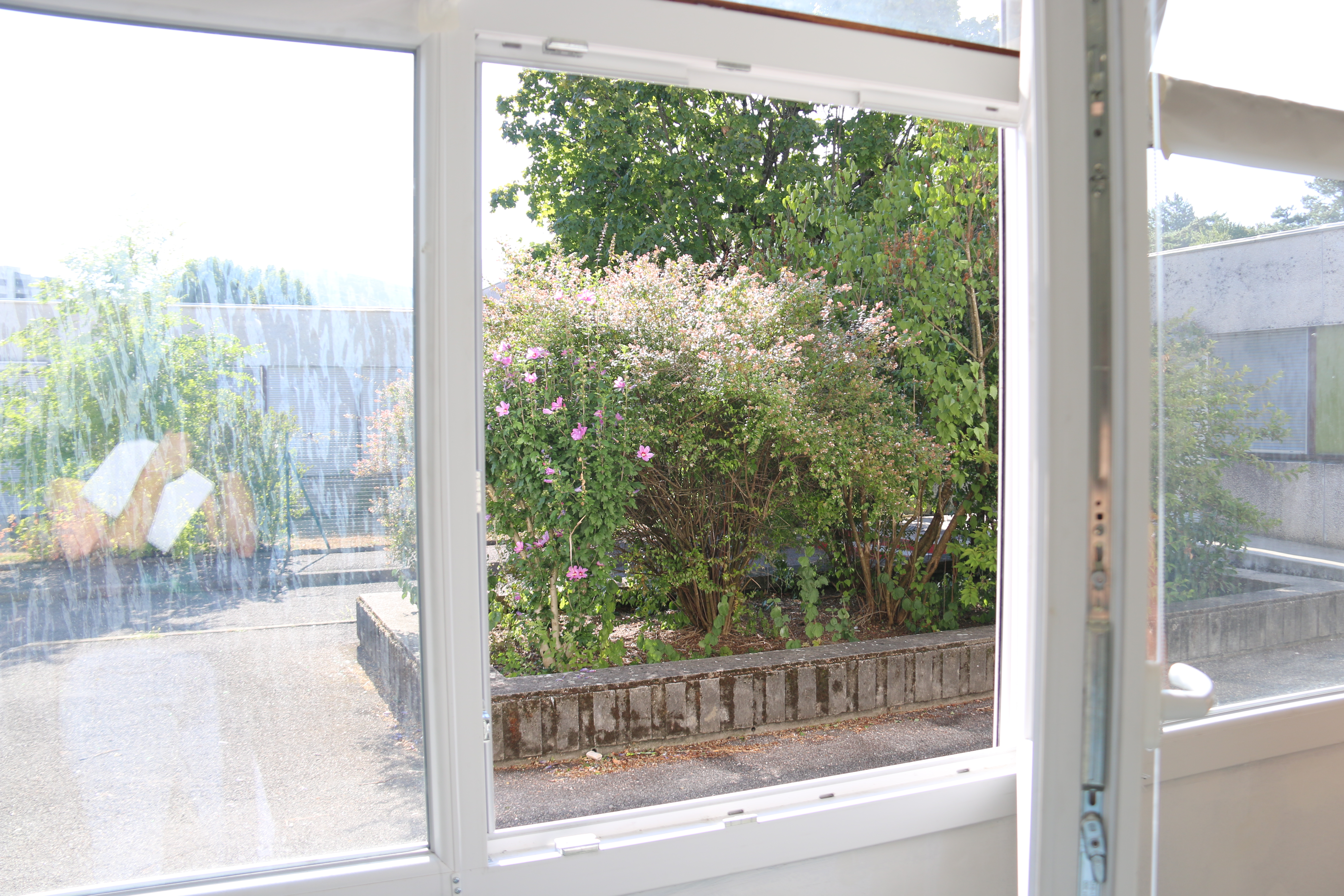 Photo des nouvelles fenêtres en double vitrage à Jean Moulin
