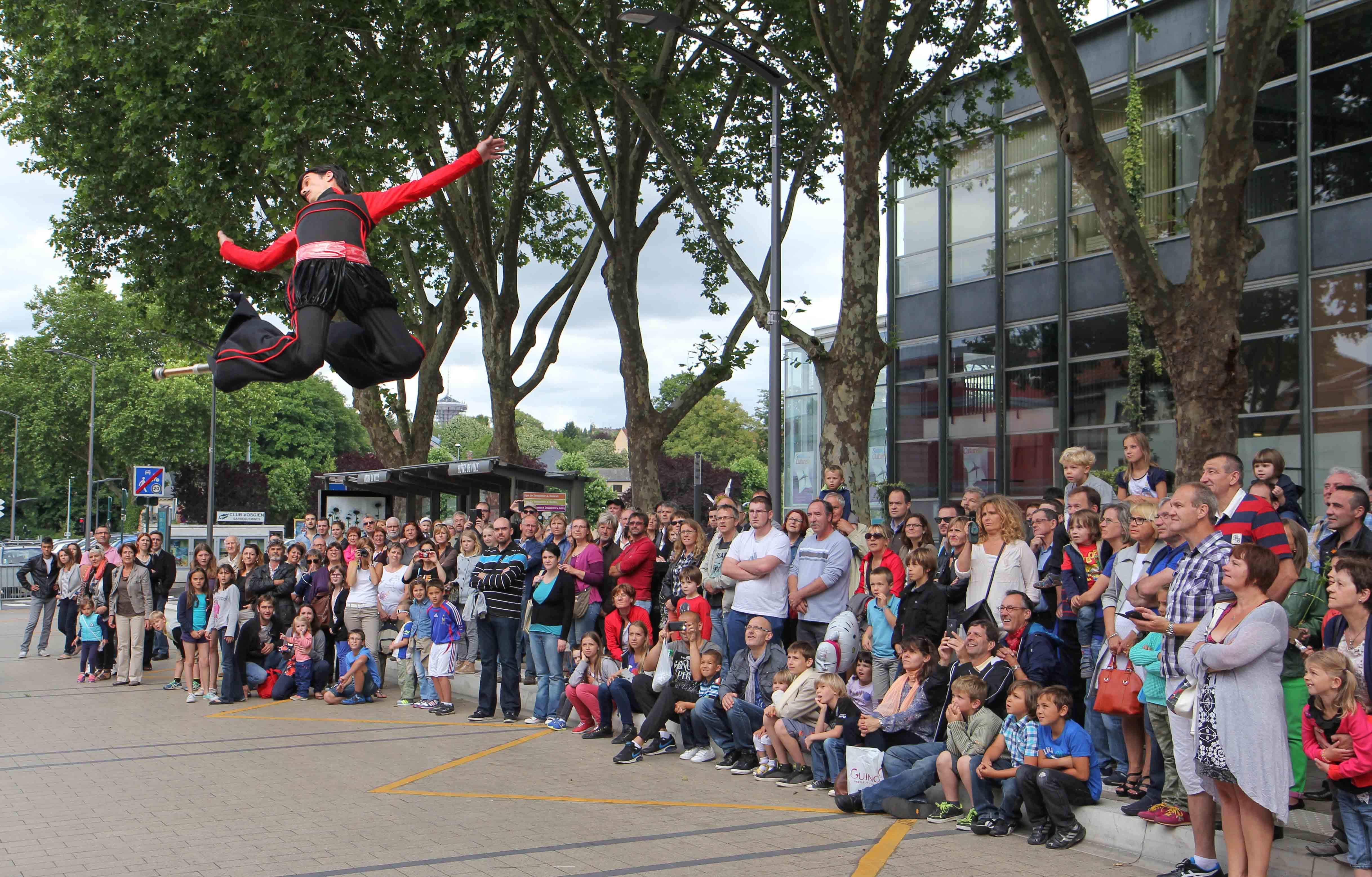 La parae du cirque Un public qui regarde le spectacle déambulatoire Parade