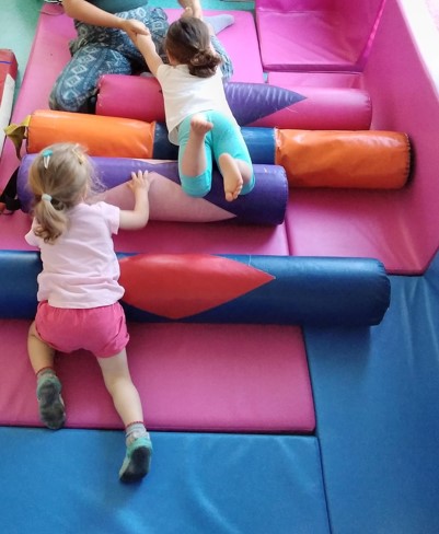 Stage de cirque avec Aux Agrès du Vent enfants qui jouent dans une structure de jeu
