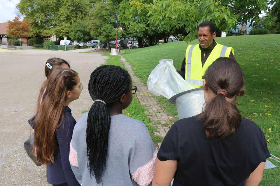 Pinces et gants en plastique à la main, les agent-es de la propreté urbaine ont accompagné les élèves de plusieurs écoles de la ville dans les parcs Maurice-Thorez, Géo-Charles et la Frange Verte.