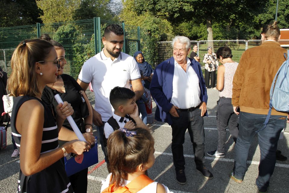 Une rentrée sereine Dans la cour de l'école Moulin, le maire Renzo Sulli a pu constater que les sourires s'affichaient en grand sur les visages des enfants, des parents et des enseignant-es. Une rentrée sous de bons auspices...