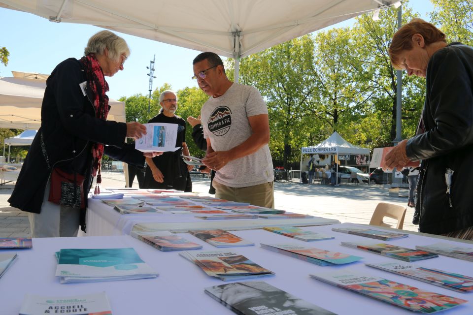 Des stands d'information et de jeux pour les enfants, et une buvette, étaient animés toute la journée par les bénévoles isérois de l'association. 