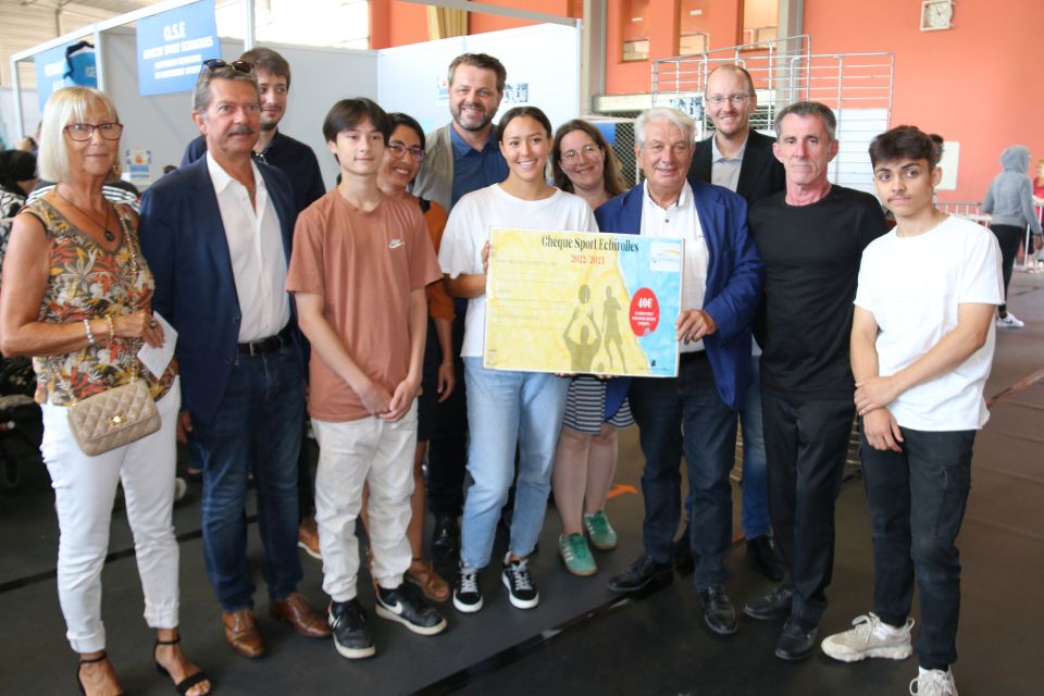 Forum des sports et des associations Le maire Renzo Sulli ont symboliquement remis un chèque sport à trois jeunes échirollois. 1 400 familles en ont bénéficié l'année dernière. Ose et la Ville en attendent 1 500 cette année.