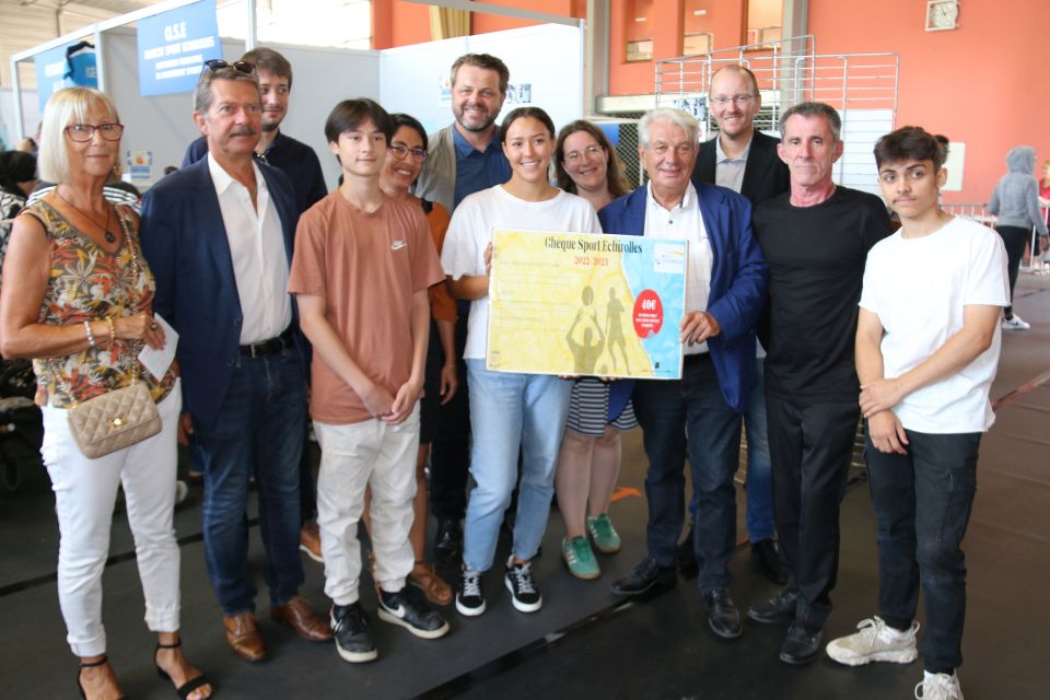 Le maire Renzo Sulli ont symboliquement remis un chèque sport à trois jeunes échirollois. 1 400 familles en ont bénéficié l'année dernière. Ose et la Ville en attendent 1 500 cette année.