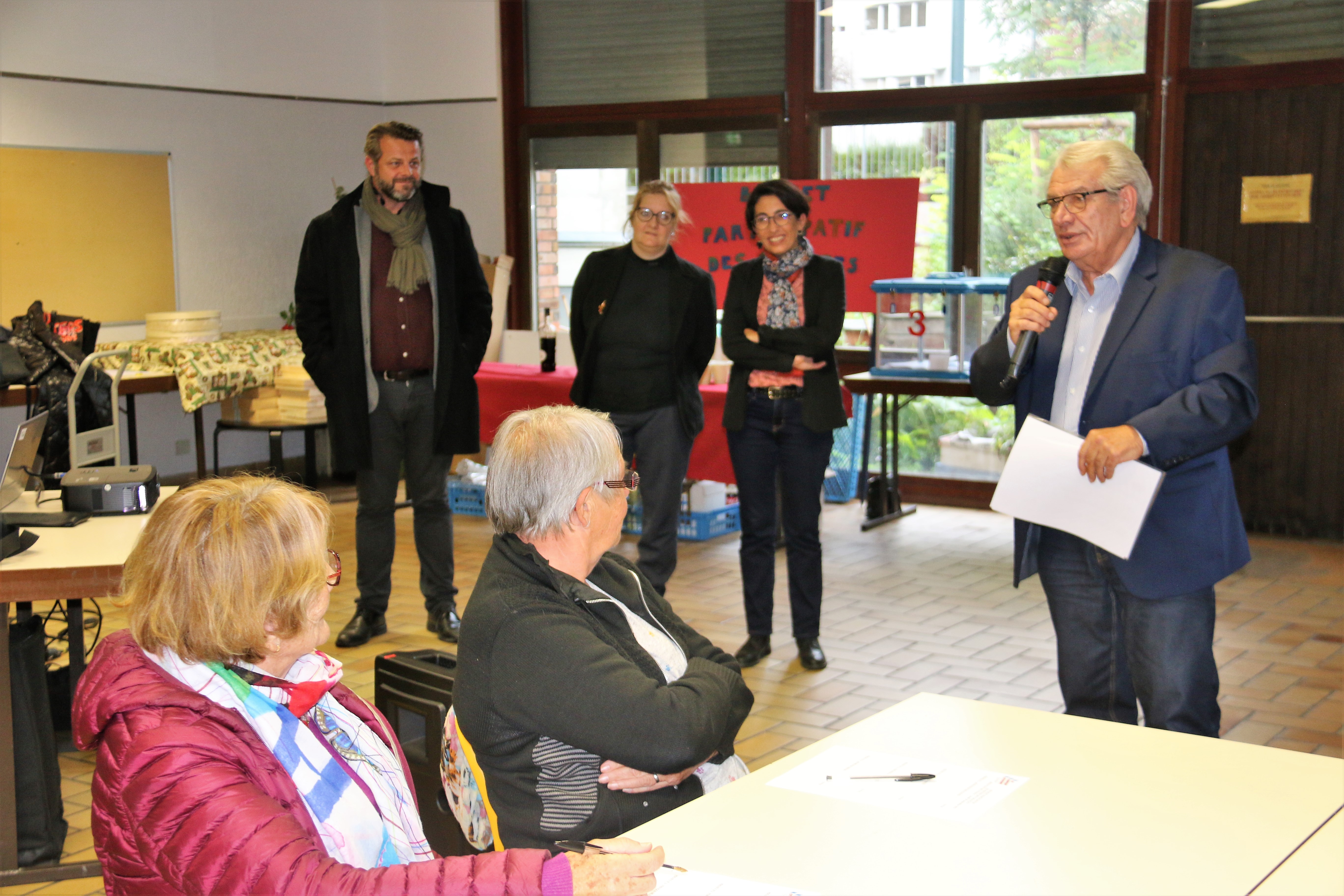 Le maire Renzo Sulli, ici devant les élu-es Pierre Labriet, Sandrine Yahiel et Amandine Demore, s'est félicité de la bonne participation à ce premier budget participatif, qui se poursuivra jusqu'en 2026.