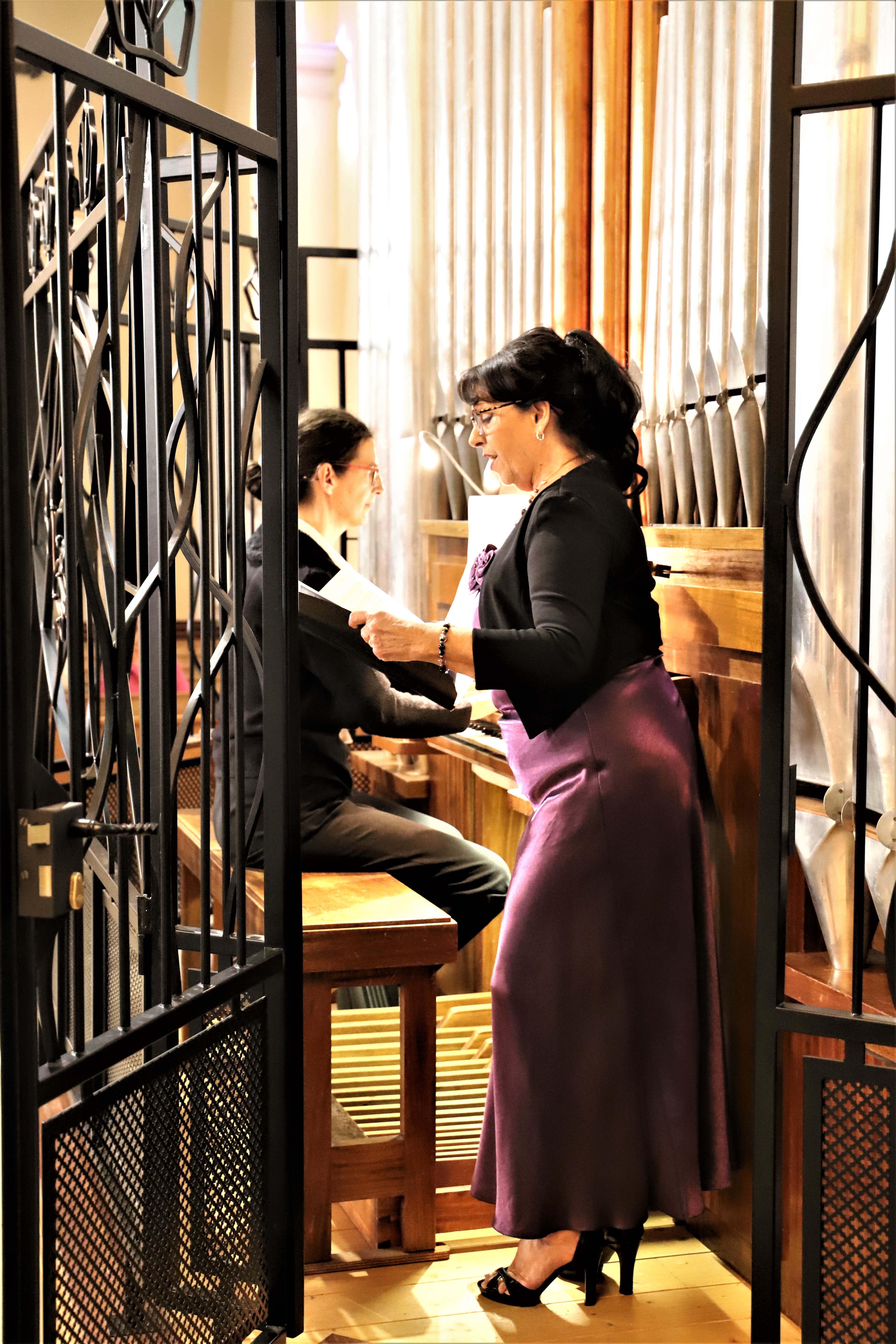 La présidente de l'APOE, Marie-Anne Cohu-Cabaret, a entamé les premières notes au clavier, accompagnée de Maria Sulli, soprano. 