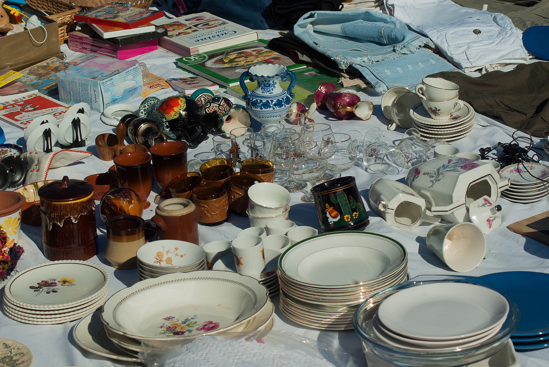 Photo de vaisselle vendue lors d'une brocante