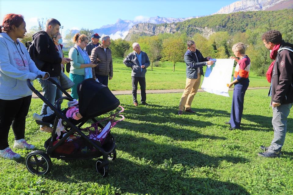 Du plan au terrain, les participant-es ont profité d'une météo clémente et d'une matinée ensoleillée pour se rendre compte sur place, in-situ, des proportions de l'aménagement.  