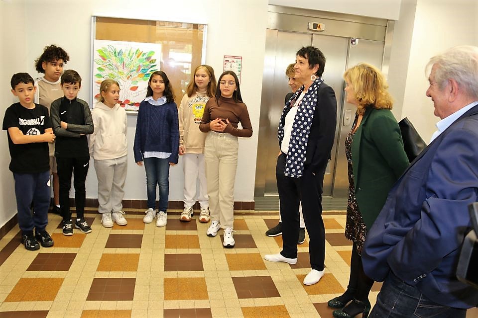 Un peu intimidés, les élèves de CM2 de la classe d'Isabelle Leduc ont présenté le travail réalisé autour du rôle de l'enseignant-es à leurs visiteurs d'un jour, dont la rectrice d'académie Hélène Insel, au centre.