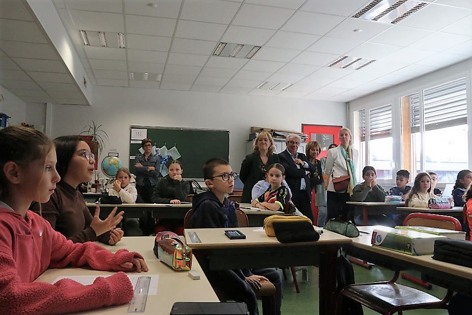 En classe, les élèves ont interviewé leurs professeures, sous l’œil mi-attentif, mi-amusé du maire Renzo Sulli, de l'adjointe à l'éducation Jacqueline Madrennes et de la sous-préfète Nathalie Cencic.