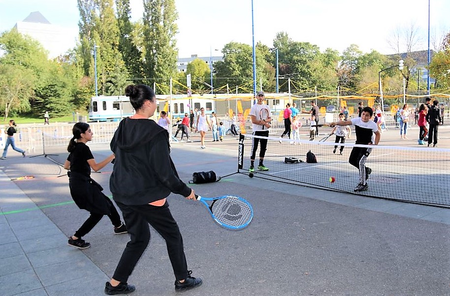 Les jeunes échirollois de 6 à 15 ans pourront continuer à découvrir la discipline lors des séances hebdomadaires gratuites organisées par le Tennis club et l'association Fête le mur à la Ville neuve. 
