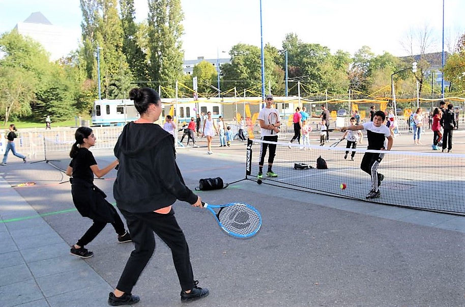 Ville Neuve : Le tennis monte au filet Les jeunes échirollois de 6 à 15 ans pourront continuer à découvrir la discipline lors des séances hebdomadaires gratuites organisées par le Tennis club et l'association Fête le mur à la Ville neuve.