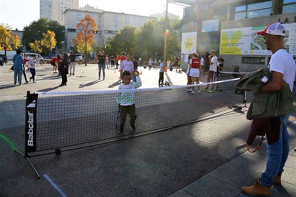 Seuls ou avec leurs parents, les enfants, des plus petits aux plus grands, à partir de 5 ans, ont pu découvrir les joies du tennis, raquette en main... ou non !