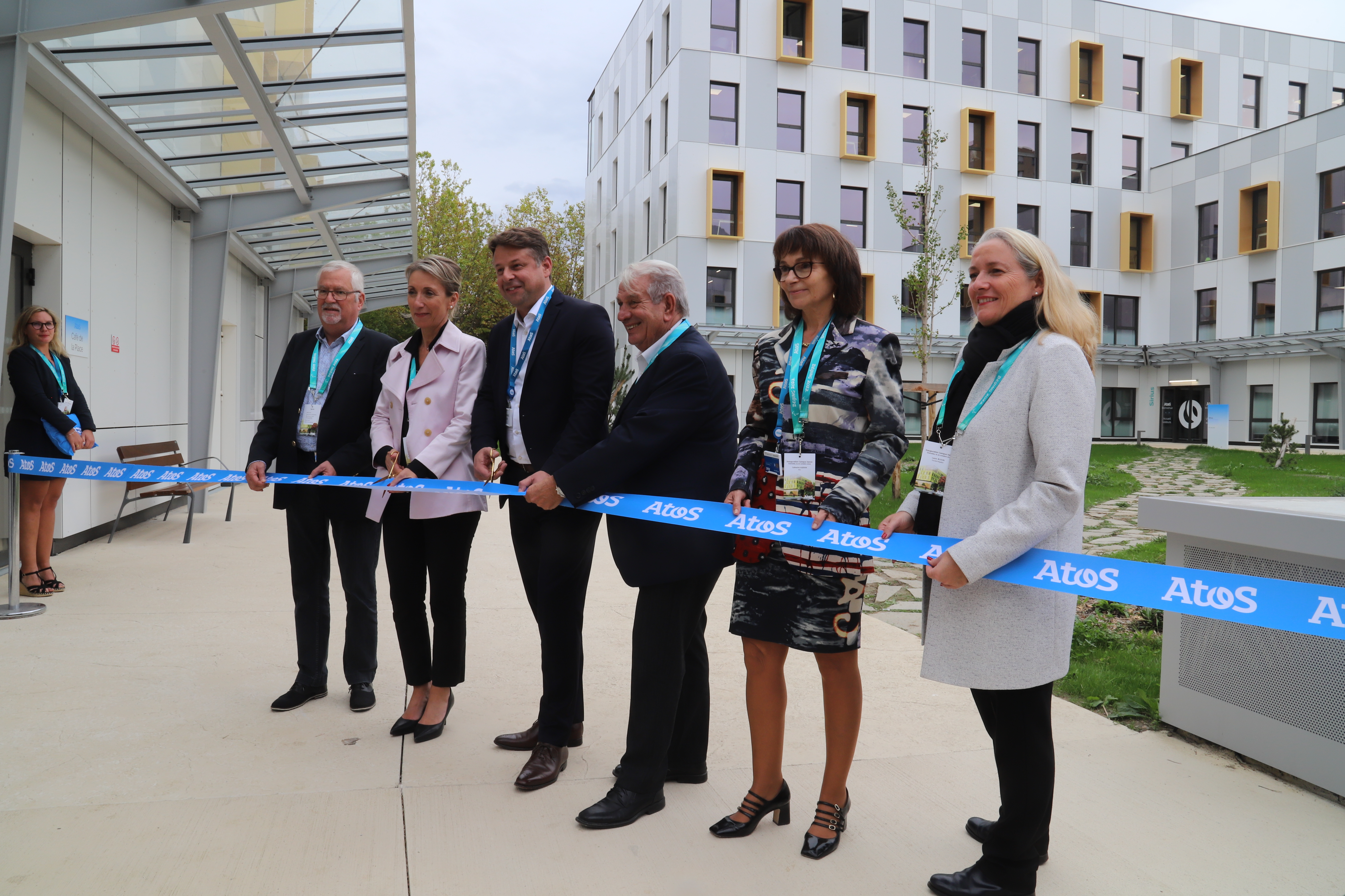 Renzo Sulli, aux côtés de Philippe Oliva, Guy Jullien, Catherine Staron, Catherine Ageron, et Laure Blouin, a inauguré le campus Iseran d'Atos.
