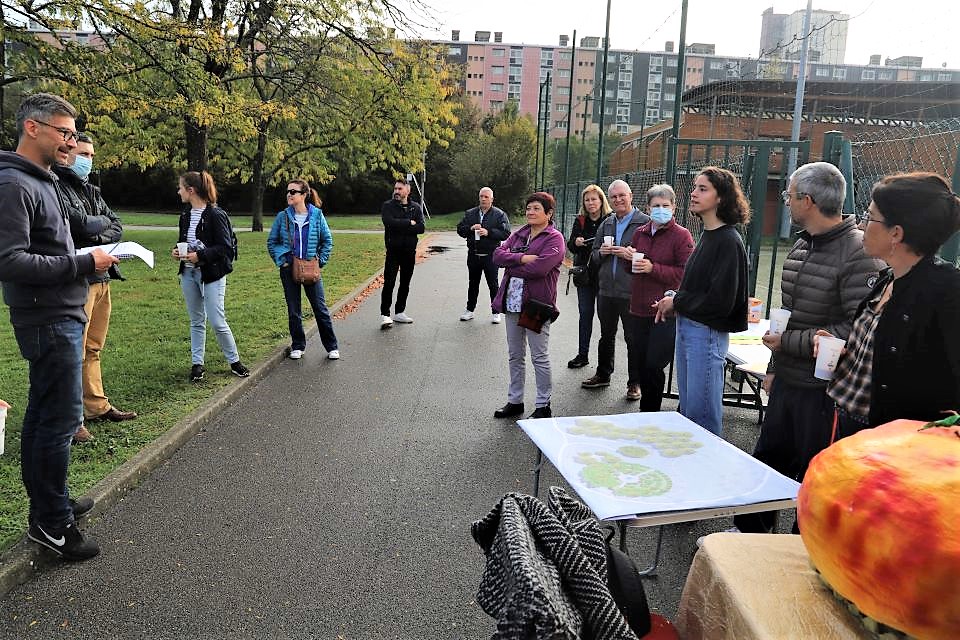 Les habitant-es ont répondu présent-es à l'invitation de la Ville pour venir échanger ce samedi matin sur le projet de verger participatif. 