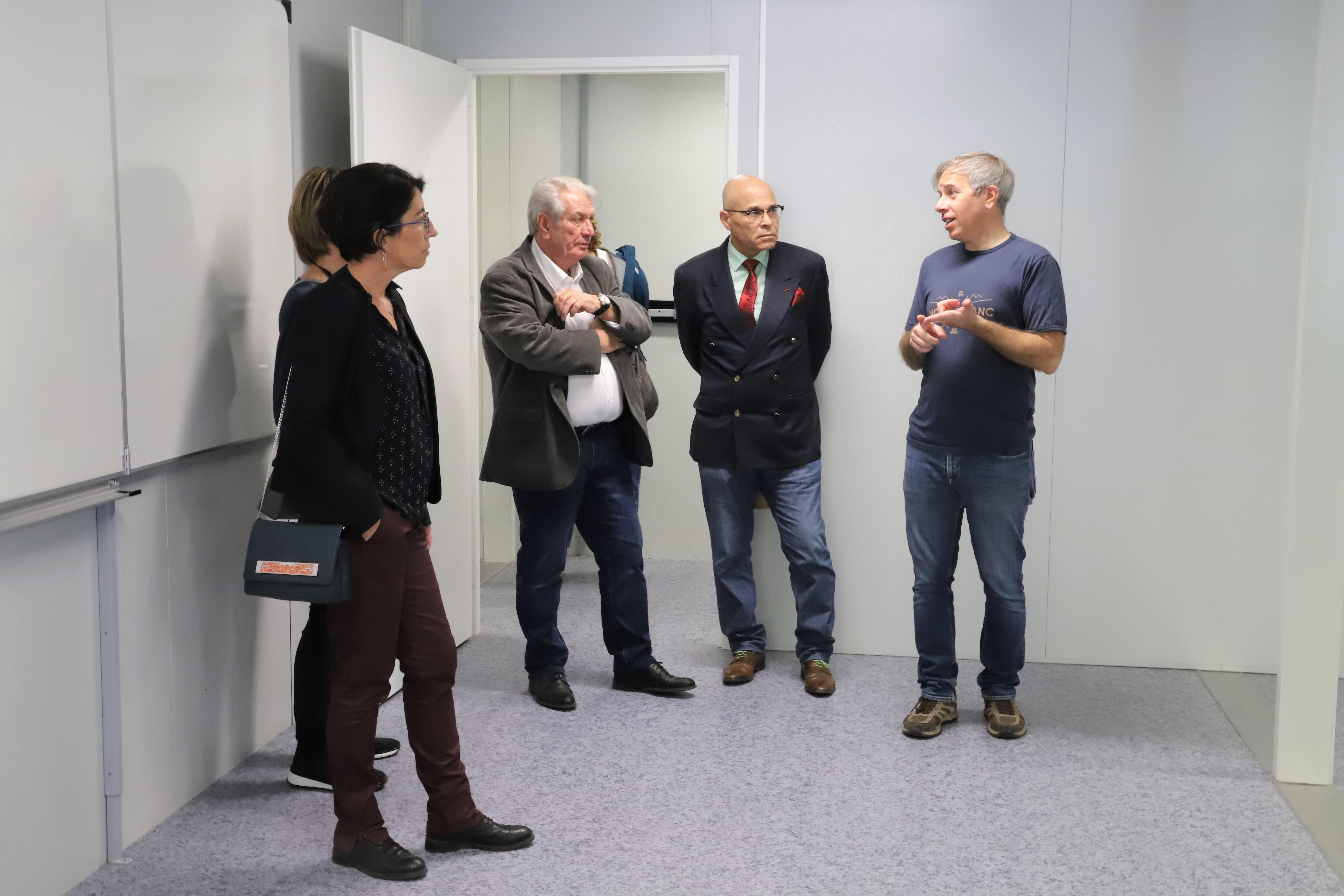 La visite était menée par Fabrice Teysseron, responsable de la vie quotidienne des écoles à la Ville.