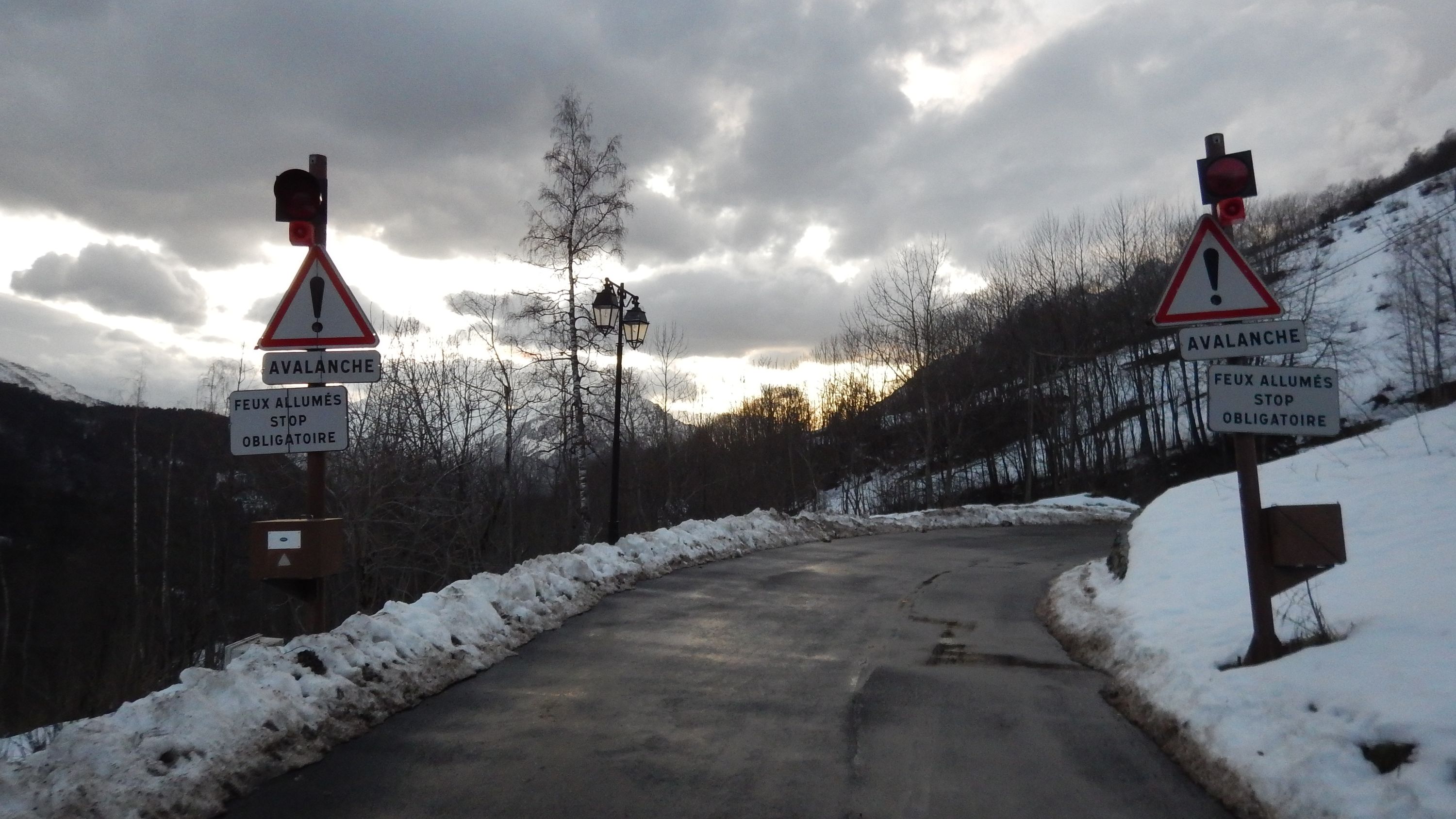 Des dispositifs sont installés sur des zones avalancheuses, pour des routes plus sécurisées.