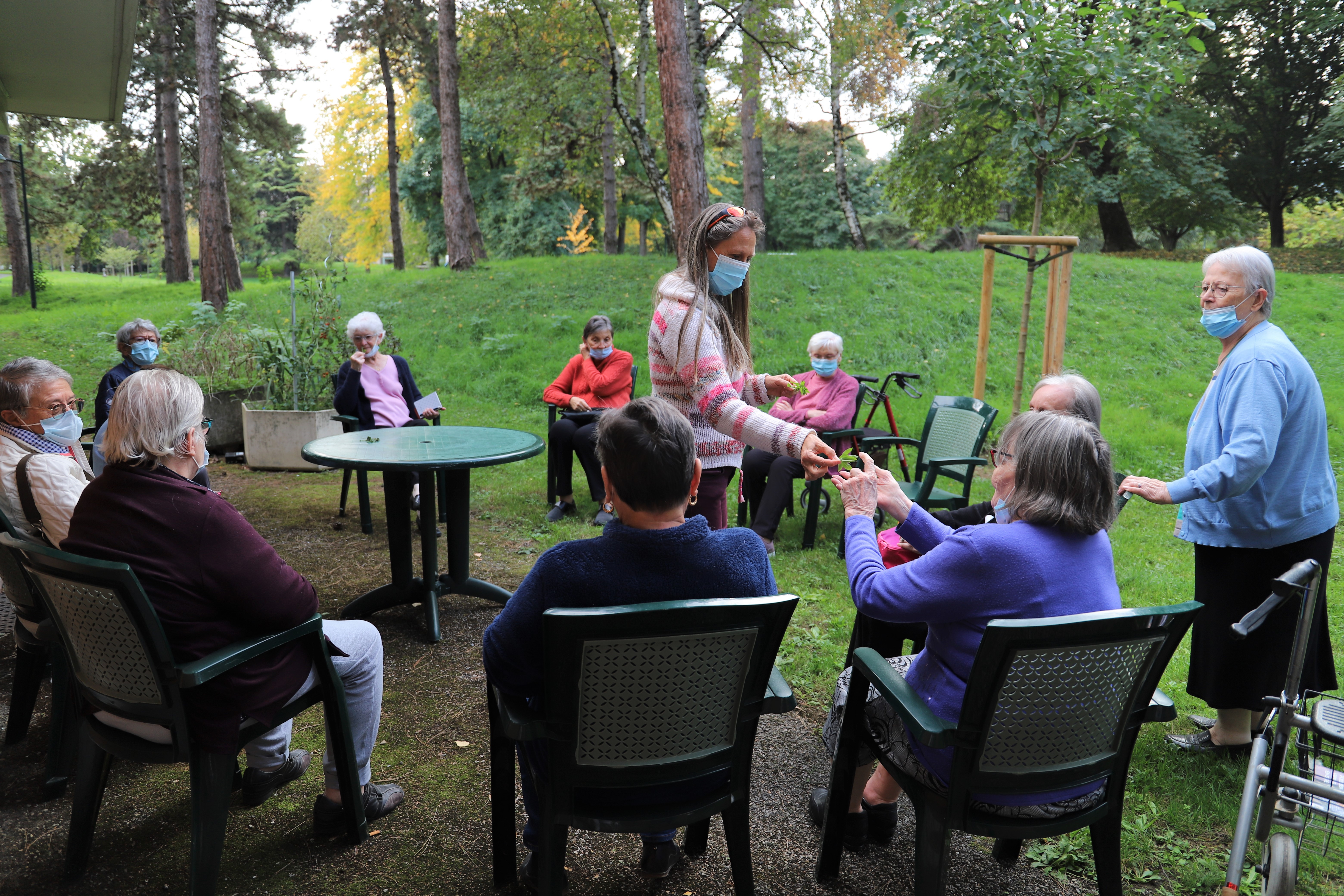 Une séance de relaxation en plein air a permis aux résidentes de se détendre.