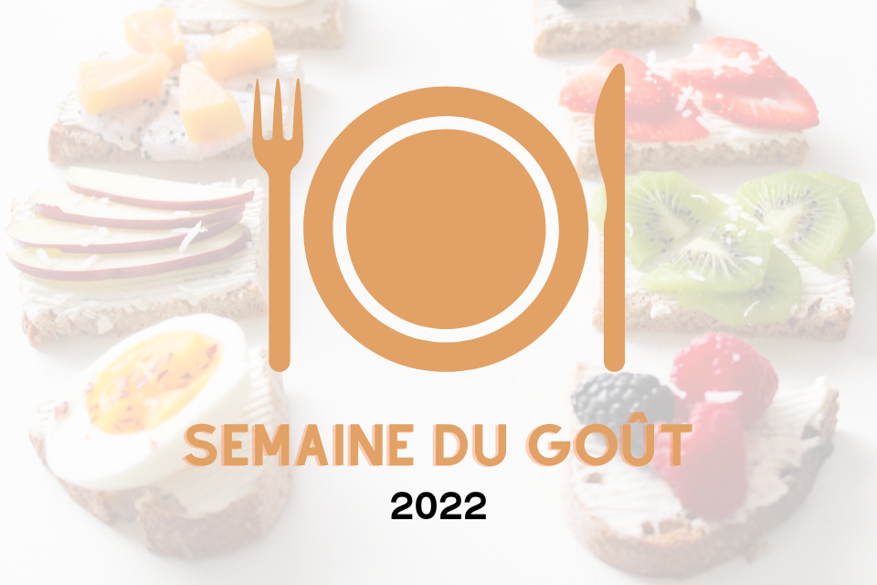 Pictogramme assiette et couverts avec nourriture à l'arrière plan et au 1er plan écrit : "Semaine du Goût 2022"