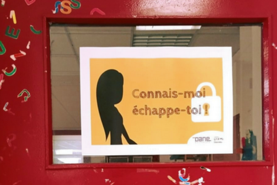 Photo d'une porte avec l'affiche d'un Escape Game sur les données personnelles