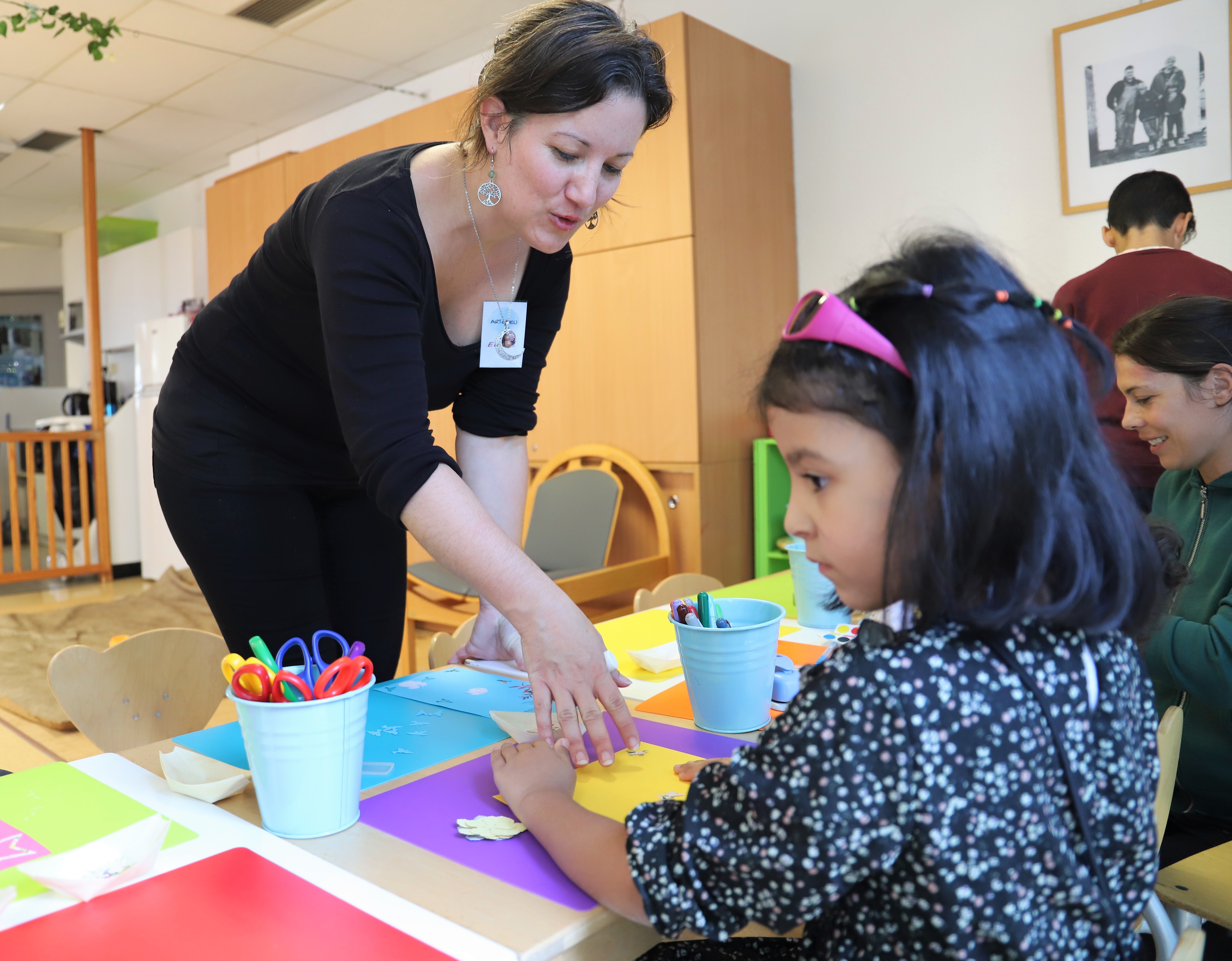 Élodie Cuvilliez, éducatrice de jeunes enfants, est venue animer un atelier scrapbooking ce mardi.