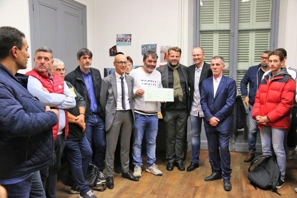 Sport : OSE met ses apprentis et partenaires à l'honneur Didier Mercier, chef de service à la Banque de France de Lyon, a remis un chèque d'un montant de 2 350 euros au coordinateur de OSE, Eric Messina, en présence, de gauche à droite, de Didier Marciano, directeur du Campus Ipso, Pierre Labriet et Cédric Brest, élus de la Ville en charge des sports et de la relation aux clubs sportifs, et Jean-Jacques Guillot, président de OSE.