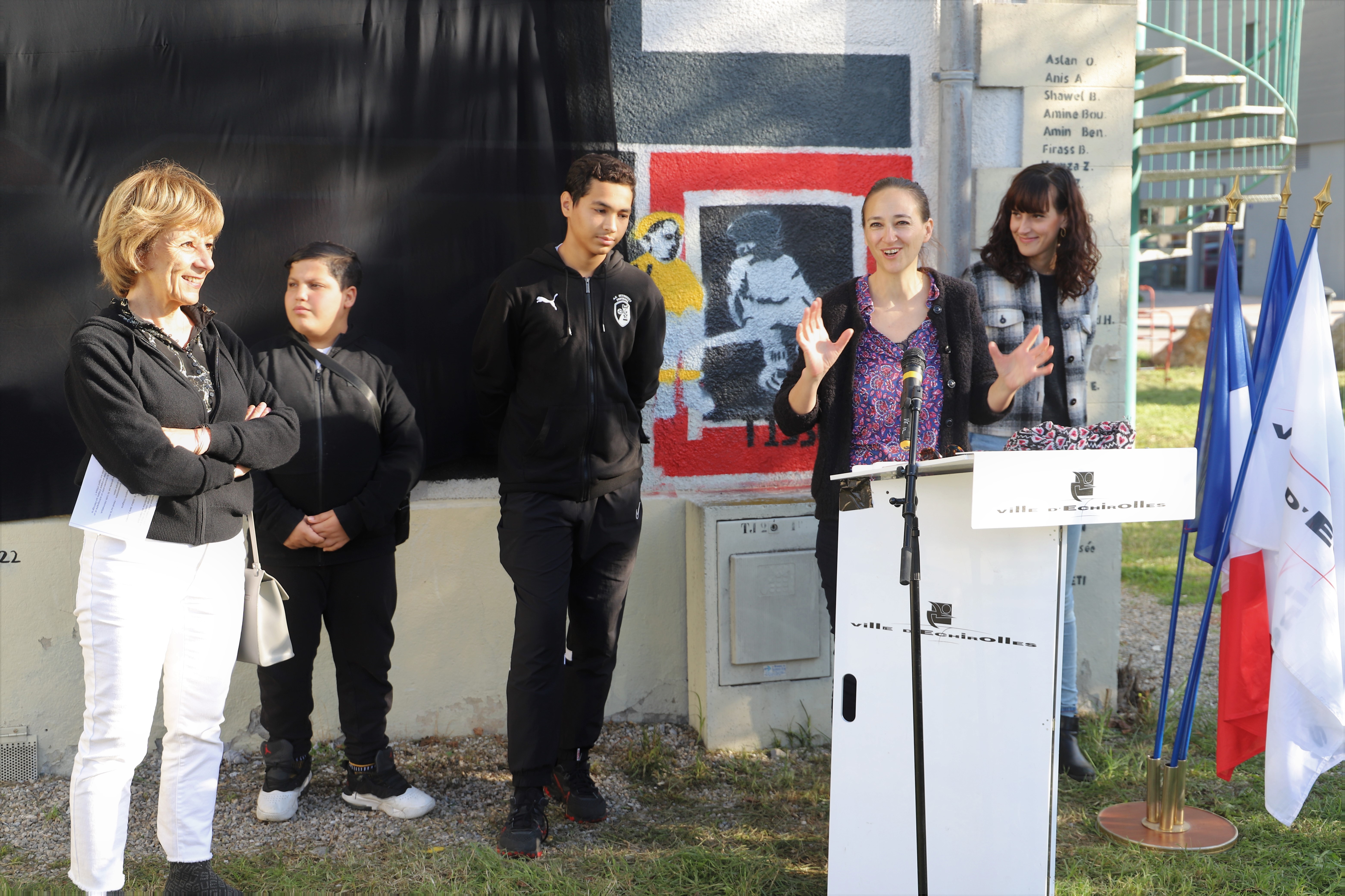 Claude Heraudet, alias The Street Yeti, a dit son plaisir d'avoir travaillé avec les jeunes de la Viscose, ici Malek et Idriss, au côté de l'adjointe à la culture Jacqueline Madrennes. 