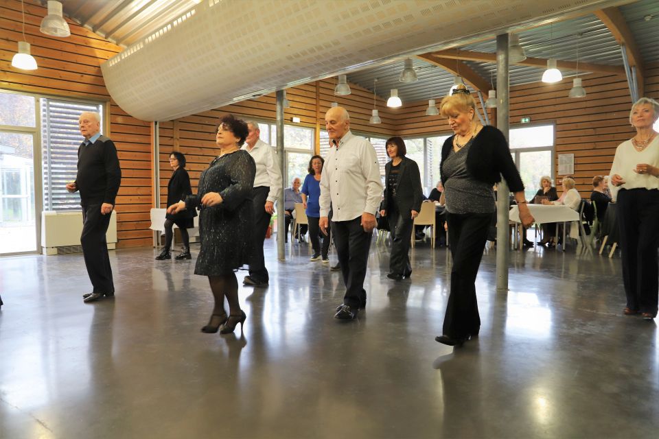 Retraité-es : Alors on danse... Tango, madison, slow, rock... Danseurs et danseuses ont enchaîné les styles tout au long de l'après-midi, au son d'un disque-jockey, le sourire au lèvre, le pas léger !